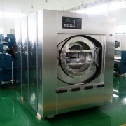         任何一種設(shè)備在使用一段時(shí)間后都難免發(fā)生故障，工業(yè)洗衣機(jī)用于長(zhǎng)期使用，經(jīng)過一段時(shí)間后，自然也會(huì)產(chǎn)生很多故障。南通海獅表示，設(shè)備出現(xiàn)故障也是難免的，關(guān)鍵是要知道出現(xiàn)故障是原因是什么，只有知道了原因才能找到避免故障的方法。         工業(yè)洗衣機(jī)電機(jī)缺相的危害比較大，有時(shí)會(huì)直接燒毀電機(jī)。缺相的原因一般是的三相電某一個(gè)相位發(fā)生缺失，危害相當(dāng)大，所以電氣部門完成工作之后需要好好的做詳細(xì)的檢查。        工業(yè)洗衣機(jī)在電壓不穩(wěn)的情況下或者是電路發(fā)生漏電的情況在電壓不穩(wěn)的情況下，電流會(huì)有時(shí)大有時(shí)小，在變動(dòng)比較大的情況下，會(huì)直接燒壞空開。上海力凈表示，如果是在發(fā)生電壓不穩(wěn)的情況下，工業(yè)洗衣機(jī)的變頻器會(huì)發(fā)生保護(hù)，使電機(jī)停止。        工業(yè)洗衣機(jī)進(jìn)線不合符規(guī)格，容易使設(shè)備出現(xiàn)電氣故障。大功率的工業(yè)洗衣機(jī)，對(duì)電線的規(guī)格有著嚴(yán)格的規(guī)格，原則上是，電線越粗越安全。例如50kg的工業(yè)洗衣機(jī)，要求進(jìn)線的規(guī)格為10mm以上。當(dāng)工業(yè)洗衣機(jī)發(fā)生電氣故障的時(shí)候，維修人員要使用萬用表檢查線路，找好問題所在，才能很好的解決。
